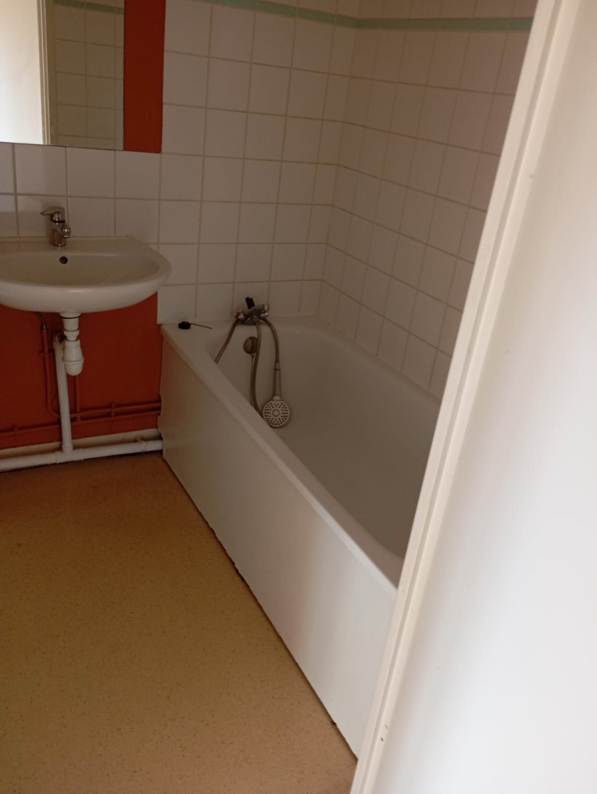 Salle de bain nettoyée pour Vilogia à Tourcoing
